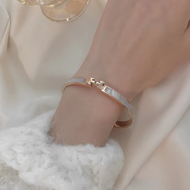 2022 h Bracelet electroplated 18K gold white shell fashion niche design ins fashion net red pop titanium steel bracelet