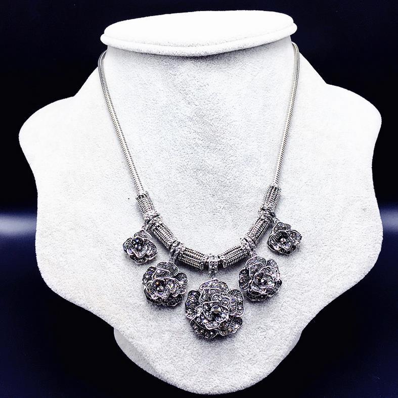 Vintage Diamond Hollow Flower Clavicle Chain