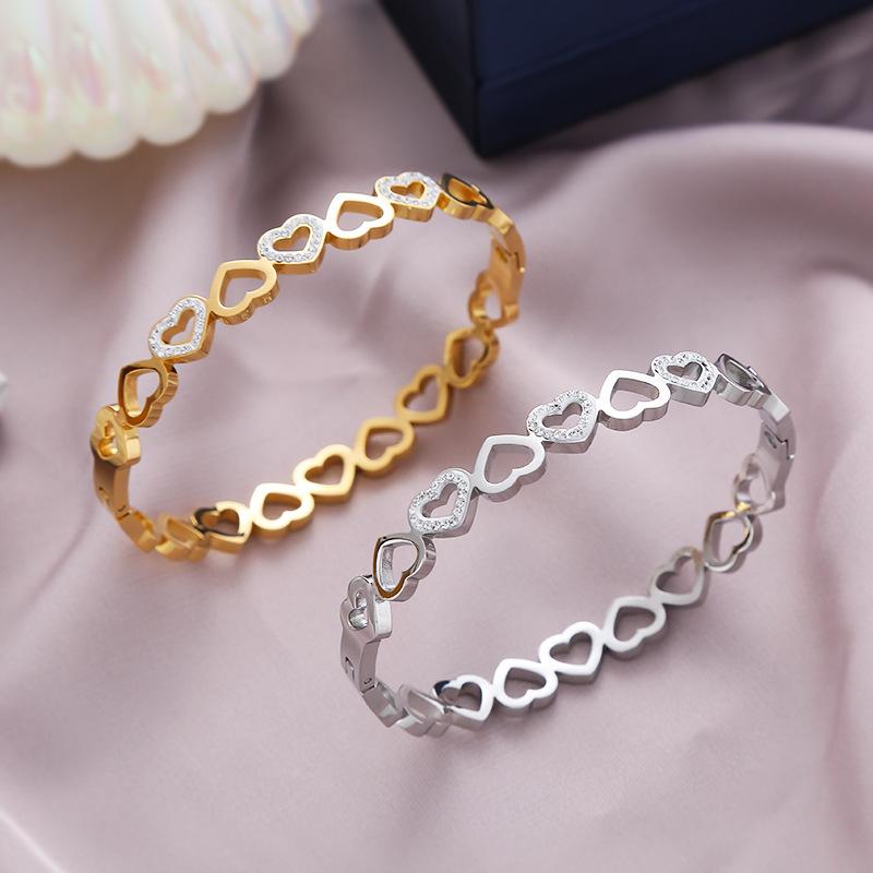 Non-fading Lovers' versatile hollow heart titanium steel bracelet
