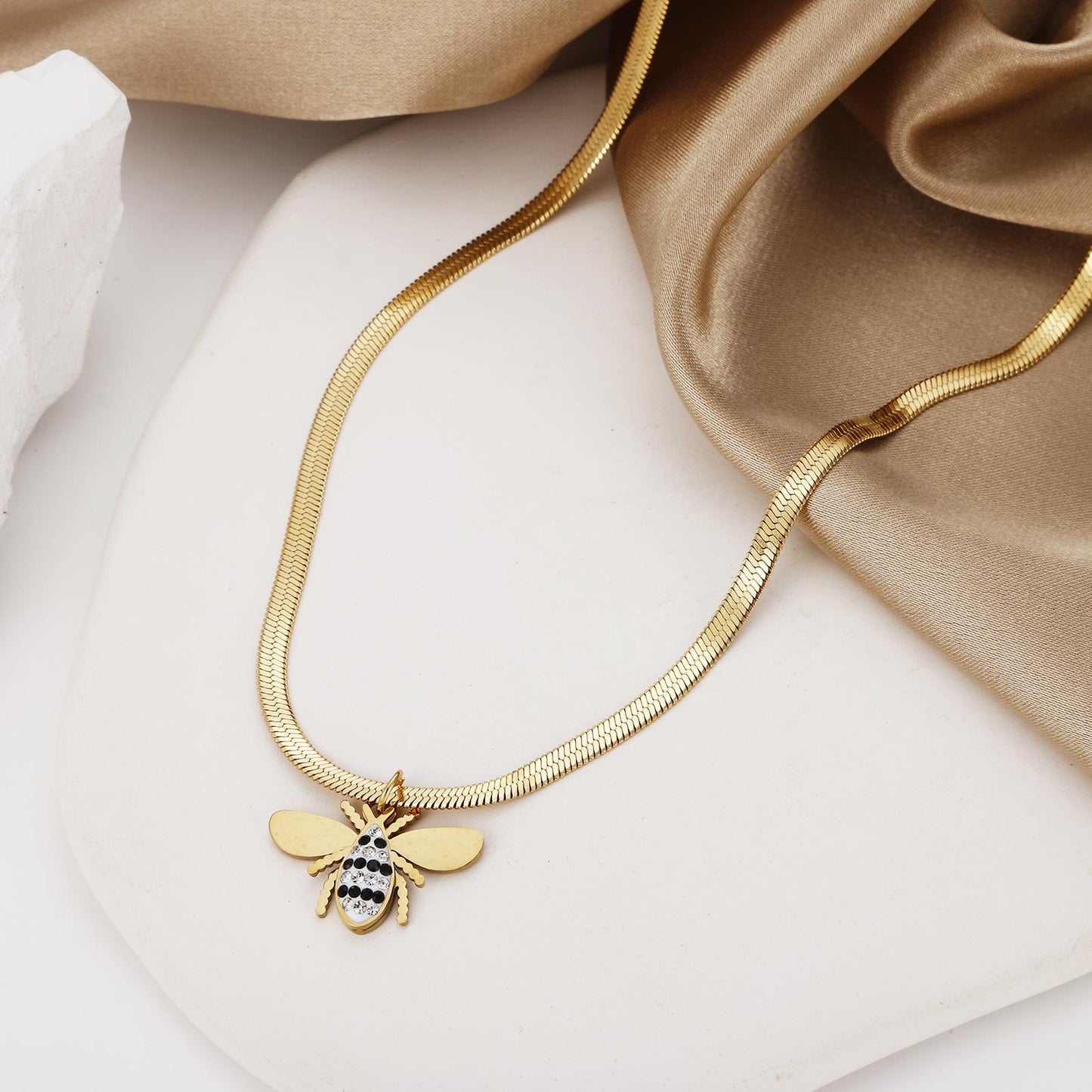 Non-fading bee three-dimensional pendant flat snake chain necklace