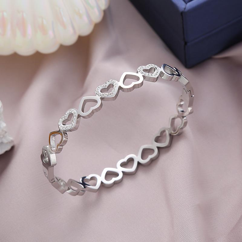 Non-fading Lovers' versatile hollow heart titanium steel bracelet