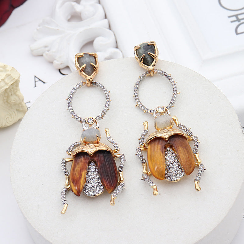 Personalidade Gemstone banhado a ouro incrustado Beetle Earrings Stud for Women