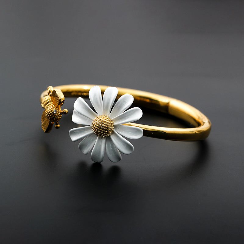 Mała świeża stokrotka biały kwiat pszczoła złota / posrebrzana inkrustowana kamienna regulowana bransoletka dla kobiet