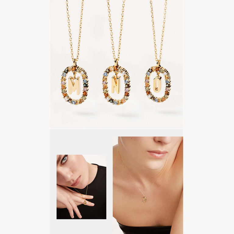 Pedras preciosas incrustadas de nicho clavícula folheada a ouro 18K pingente de carta colorido S925 colar de prata para mulheres
