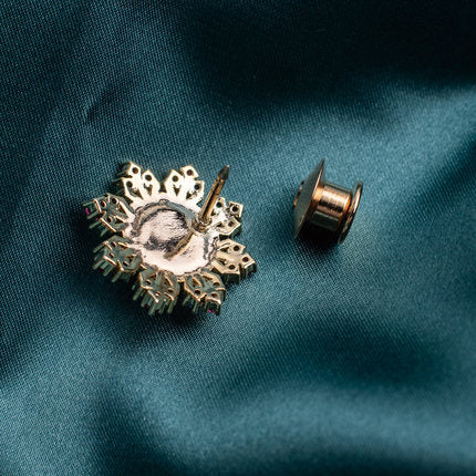 Broche de flores de loto con diamantes austriacos de jade Goldline con tesoro