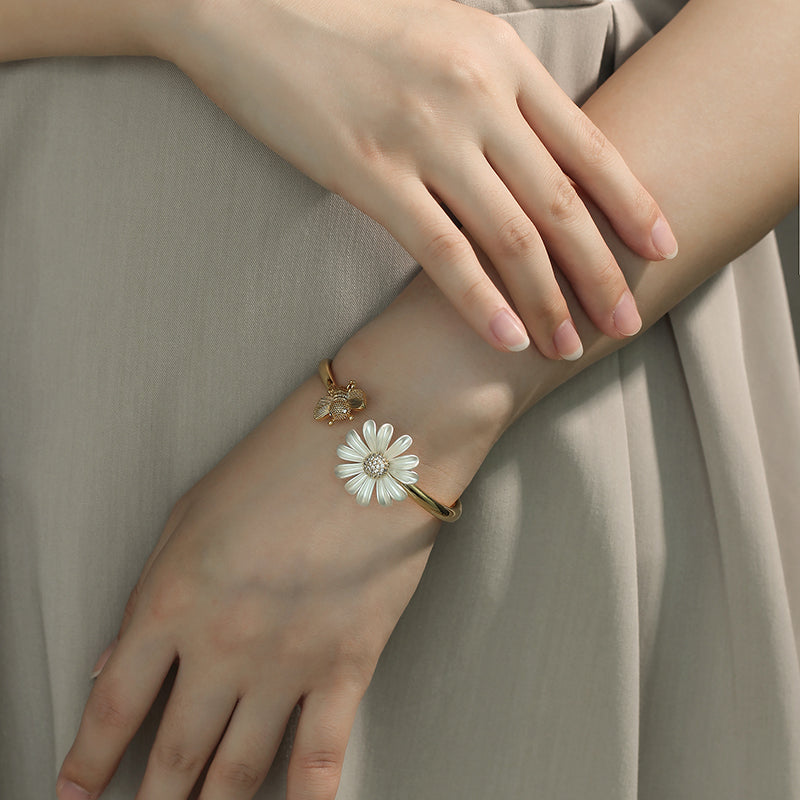 Mała świeża stokrotka biały kwiat pszczoła złota / posrebrzana inkrustowana kamienna regulowana bransoletka dla kobiet