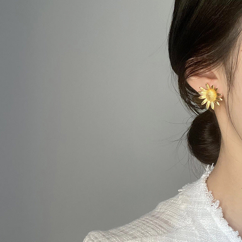 Vintage Gold Sunflower Daisy Stud Earrings
